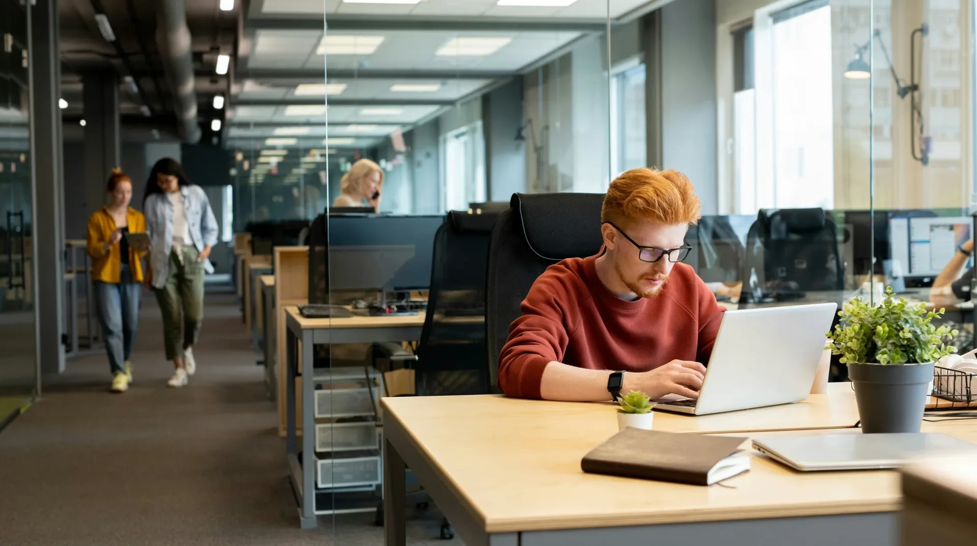 Eén bezette werkplek op een verder lege kantoorvloer